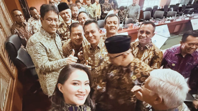 Sherly Tjoanda swafoto bersama Menkeu Purbaya Yudhi Sadewa (Instagram @s_tjo)